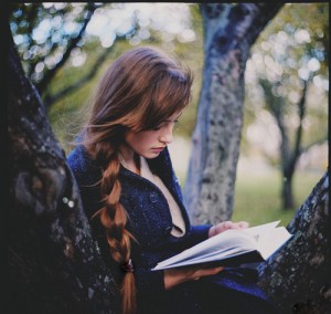 books-girl-nature-photography-read-Favim.com-140687