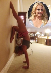 1439747449_britney-spears-yoga_1